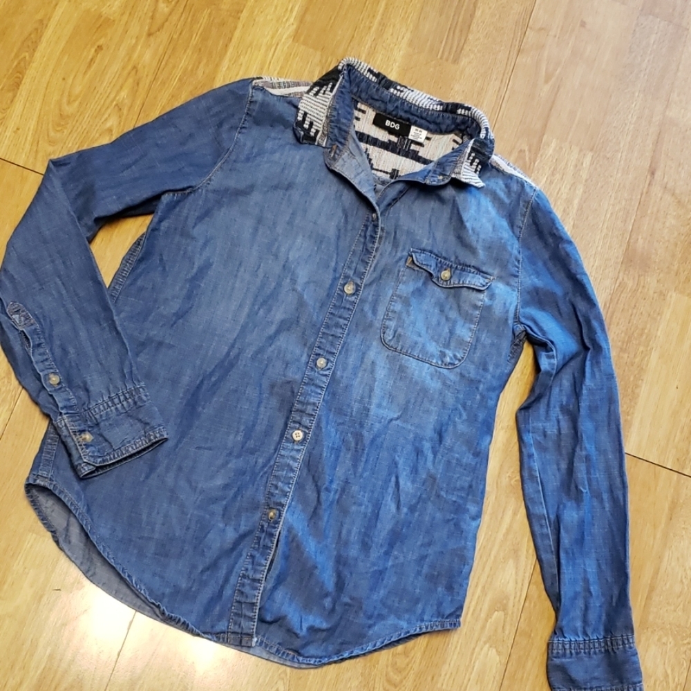 BDG Embroidered Chambray button front shirt sz M